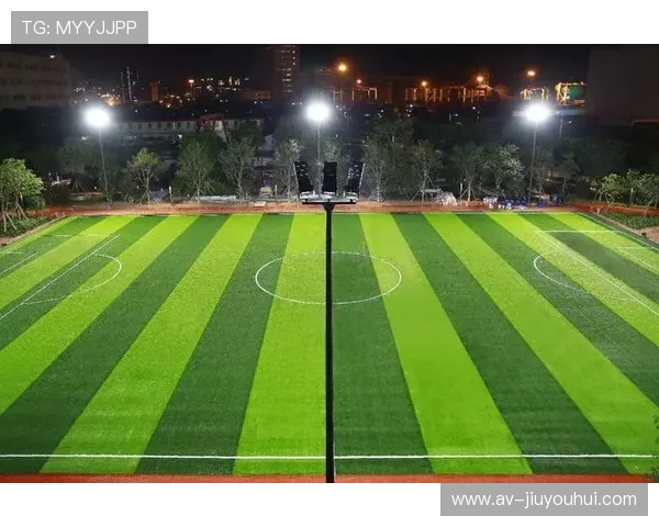 乡村足球场高杆灯照亮夜晚训练 提升球员技战术水平和社区体育氛围